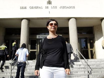 María José Callejo, en el juzgado donde hoy ha ratificado la denuncia por el supuesto robo de sus dos hermanas, nacidas en 1972 y 1977.