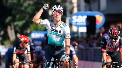 Sagan levanta el puño tras ganar en Foligno.