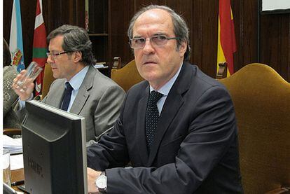 El ministro de Educación, Ángel Gabilondo, durante su intervención en el acto de inauguración del curso 2011 de la Universidad Internacional Menéndez Pelayo