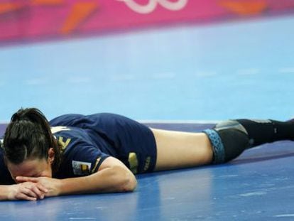 Macarena Aguilar, en el suelo tras sufrir una falta