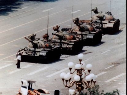Un manifestante anónimo se enfrenta a una columna de tanques chinos en la plaza de Tiananmen en junio de 1989.