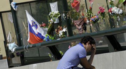 Un familiar de una de las v&iacute;ctimas del accidente de tren en Santiago, llora al pasar por la zona de la tragedia un a&ntilde;o despu&eacute;s.