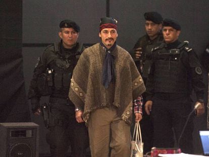 El líder mapuche Jones Huala ingresa en marzo pasado al tribunal de Bariloche que autorizó su extradición a Chile.