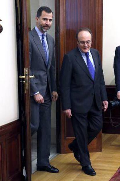 El Príncipe de Asturias acompañado del gobernador del Banco de España, Luis María Linde (d), a su llegada a una reunión informativa con el Consejo de Gobierno de la mencionada institución.