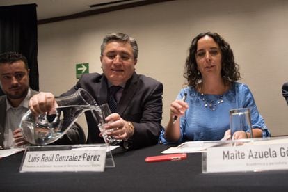 La politóloga Maite Azuela (derecha) con Luis Raúl González durante un conversatorio sobre la situación de seguridad en México, en 2017.