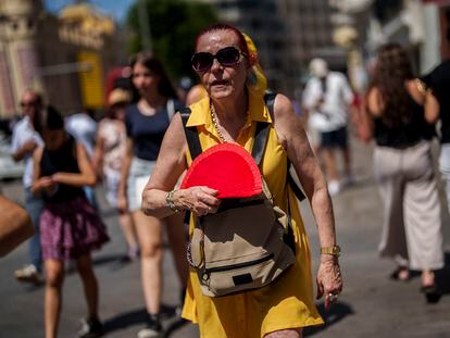 Una mujer se abanica en el centro de Madrid este lunes, donde se espera que se alcancen los 40 grados.