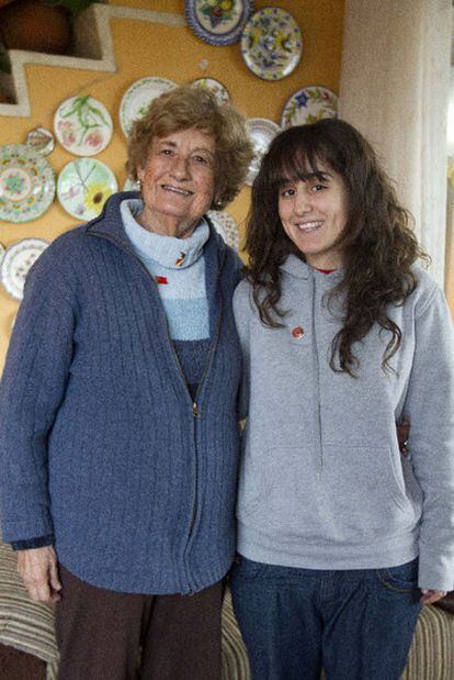 Concha Nogueira y Marta Mosquera, abuela y nieta comunistas, en su casa de Nigrán.