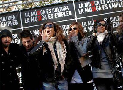 De izquierda a derecha, Txus di Fellatio (Mägo de Oz), David de María, Rosario, Chenoa y María Toledo, en la manifestación de ayer.