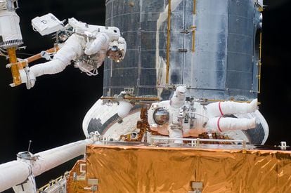 Los astronautas Andrew Feustel (izquierda) y John Grunsfeld reparan el telescopio 'Hubble'.