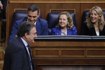 El portavoz del PNV en el Congreso, Aitor Esteban, pasa delante del candidato a la investidura, Pedro Sánchez, y las vicepresidentas del Gobierno en funciones Nadia Calviño y Yolanda Díaz. 