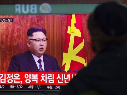 Un hombre sigue en televisi&oacute;n el discurso de A&ntilde;o Nuevo del l&iacute;der norcoreano, Kim Jong-Un, el pasado 31 de diciembre en Se&uacute;l.
 