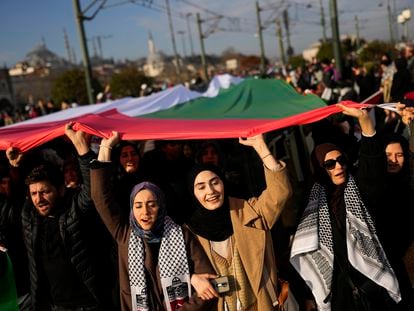Decenas de miles de personas se reúnen en el puente Gálata de Estambul para protestar por los ataques de Israel a Gaza, este lunes.