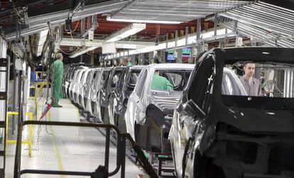 Una vista de la cadena de montaje de la factoría que General Motors España tiene en la localidad zaragozana de Figueruelas. 