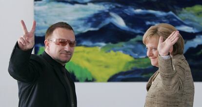 Angela Merkel y Bono, cantante de U2, tras una reunión en la cancillería de Berlín, el 17 de abril de 2007.