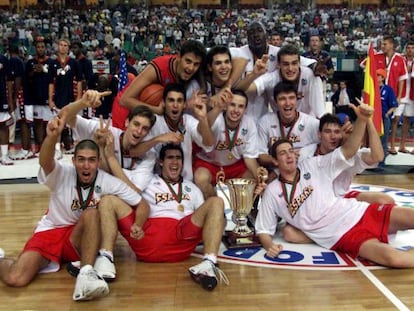 La selecci&oacute;n espa&ntilde;ola tras ganar el Mundial j&uacute;nior en 1999.