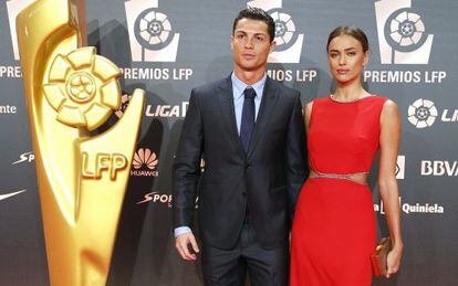 El futbolista Cristiano Ronaldo, con la modelo Irina Shayk en los premios LFP.