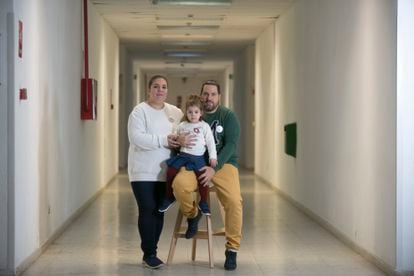 Silvia de Marcos y Miguel Ángel González posan con su hija Daniela en el edificio de la sede de la fundación CRIS contra el cáncer.