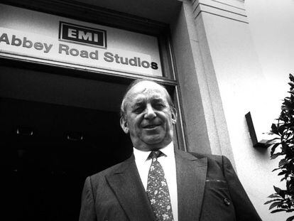 Rogelio Groba en una foto de archivo ante los estudios Abbey Road de Londres en 1993.