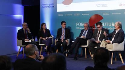 Los participantes en el debate de Foro Futuro sobre el Brexit: de izquierda a derecha José Antonio Vega (director adjunto de Cinco Días), Belén Becerril (subdirectora del Instituto de Estudios Europeos de la Universidad CEU San Pablo), Enrique Feás (Economista del Estado y coeditor del blog NewDeal), Francisco Pérez (Director de Investigación del Ivie), Santiago Carbó (Director de Estudios Financieros de Funcas) y Fernando Fernández (Profesor de Economía del IE Business School).
