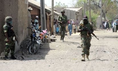 Militares nigerianos patrullan por Baga, en abril de 2013.