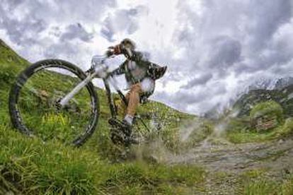 Ciclista en el Pirineo aragonés.