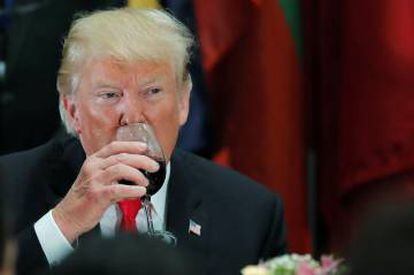 Donald Trump, bebiendo Diet Coke en un vaso de vino en una comida de la ONU.