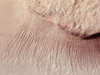 Superficie de Marte en la que la NASA ha descubierto canales de agua de entre uno y 10 metros de ancho. La imagen fue tomada el 14 de enero de 2011.