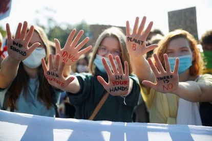 Un grupo de mujeres activistas participa en una marcha de protesta contra el cambio climático en Varsovia, Polonia, en septiembre de 2020.