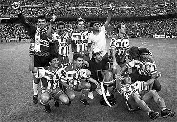 Fran (de pie, segundo por la izquierda) y José Ramón (agachado junto a Bebeto) con la Copa de 1995.
