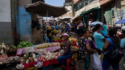 Fotografía de un mercado informal en una calle el 14 de enero de 2023, en Caracas (Venezuela).