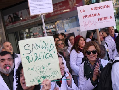 Varios manifestantes exigen la mejora de la Atención Primaria en la Sanidad Pública, frente a la Asamblea de Madrid.