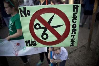 Un niño sostiene un cartel contra los recortes en educación durante la manifestación en Sevilla.