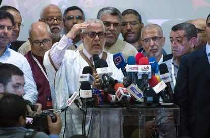 El líder de los islamistas del Partido Justicia y Desarrollo (PJD), Abdelilá Benkirán, se dirige a la prensa tras los primeros resultados preliminares, el viernes 7 de octubre.