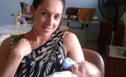 La teniente paraguaya Carmen Quinteros Giménez en mayo de 2016, con su bebé recién nacido en brazos.