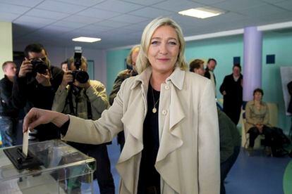 La líder del partido ultraderechista francés Frente Nacional, Marine Le Pen, deposita su voto para la segunda vuelta de las elecciones cantonales en Henin-Beaumont (Francia).