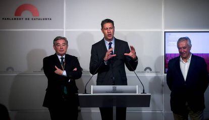 García Albiol, el jueves, junto al portavoz del PP en el Senado, José Manuel Barreiro y Javier Arenas, en el Parlament.