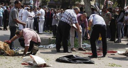 Forenses en el lugar del atentado, en EL Cairo.