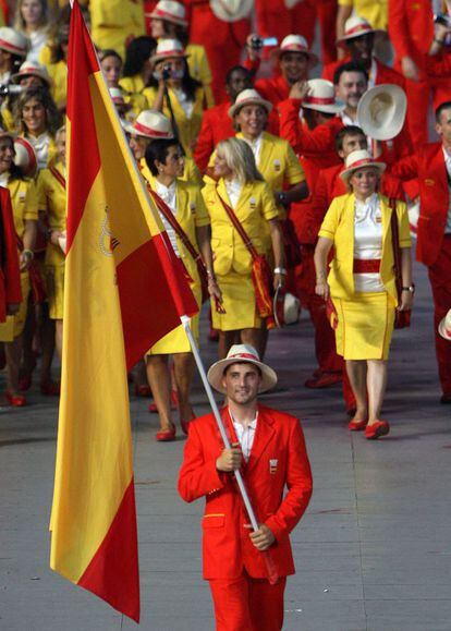 David Cal encabeza la delegación de España como abanderado durante el desfile de la ceremonia de inauguración de los Juegos Olímpicos de Pekín 2008.