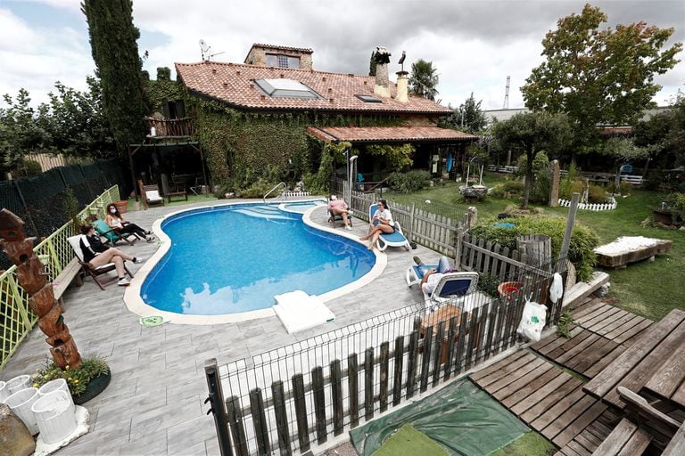 Turistas en una casa rural en Multiva, cerca de Pamplona, la semana pasada.