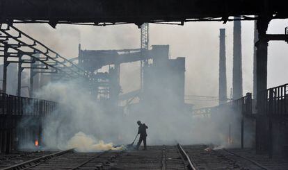 Un trabajador en la f&aacute;brica de coque de Avdiivka el pasado jueves. 
 