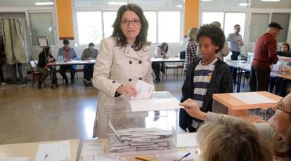 La vicepresidenta de la Generalitat Valenciana, Mónica Oltra, ejerce su derecho al voto su colegio electoral de en Riba-roja (València).