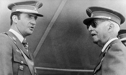 Don Juan Carlos y Franco, en una ceremonia militar en Madrid en 1972.