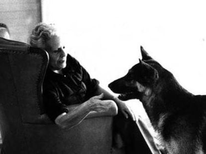 Merc&egrave; Rodoreda amb el seu gos al 1993.