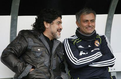 El ex seleccionador argentino, Diego Armando Maradona, charla con el entrenador del Real Madrid, José Mourinho, durante una sesión de entrenamiento en Valdebebas.