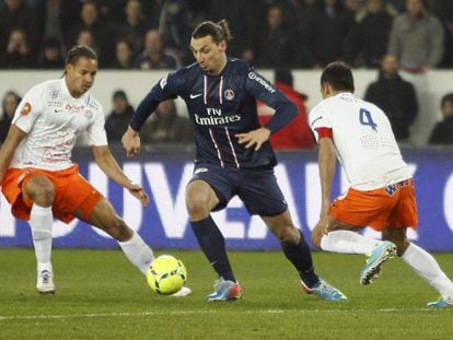 Ibrahimovic se marcha de dos rivales del Montpellier.