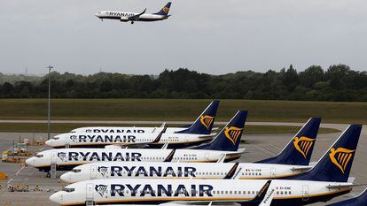 Varios aviones de Ryanair estacionados en el aeropuerto de Stansted de Londres, este lunes.