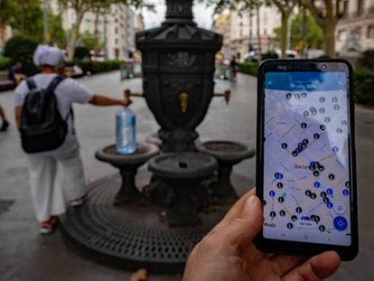 Un usuario consulta en la 'app' municipal el mapa de fuentes públicas de Barcelona., este viernes.