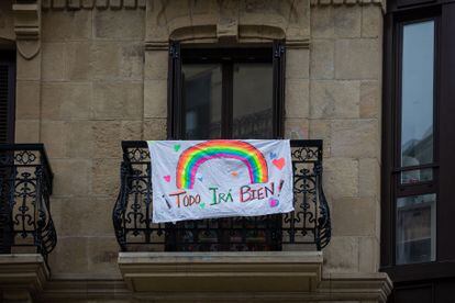 Un dibujo de un arcoiris y la frase "Todo irá bien" en San Sebastián el pasado 23 de marzo