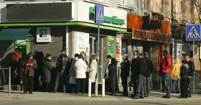 Personas guardan turno para retirar dinero de un banco en Simfer&oacute;pol.