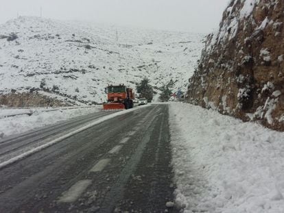 Máquinas quitanieves despejan de nieve las carreteras del interior de la Comunidad Valenciana.